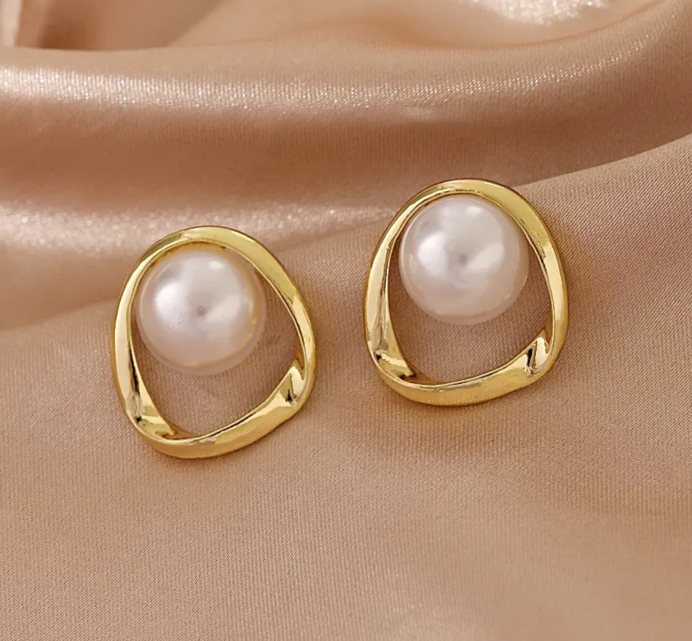 Round Pearl Slot Earring